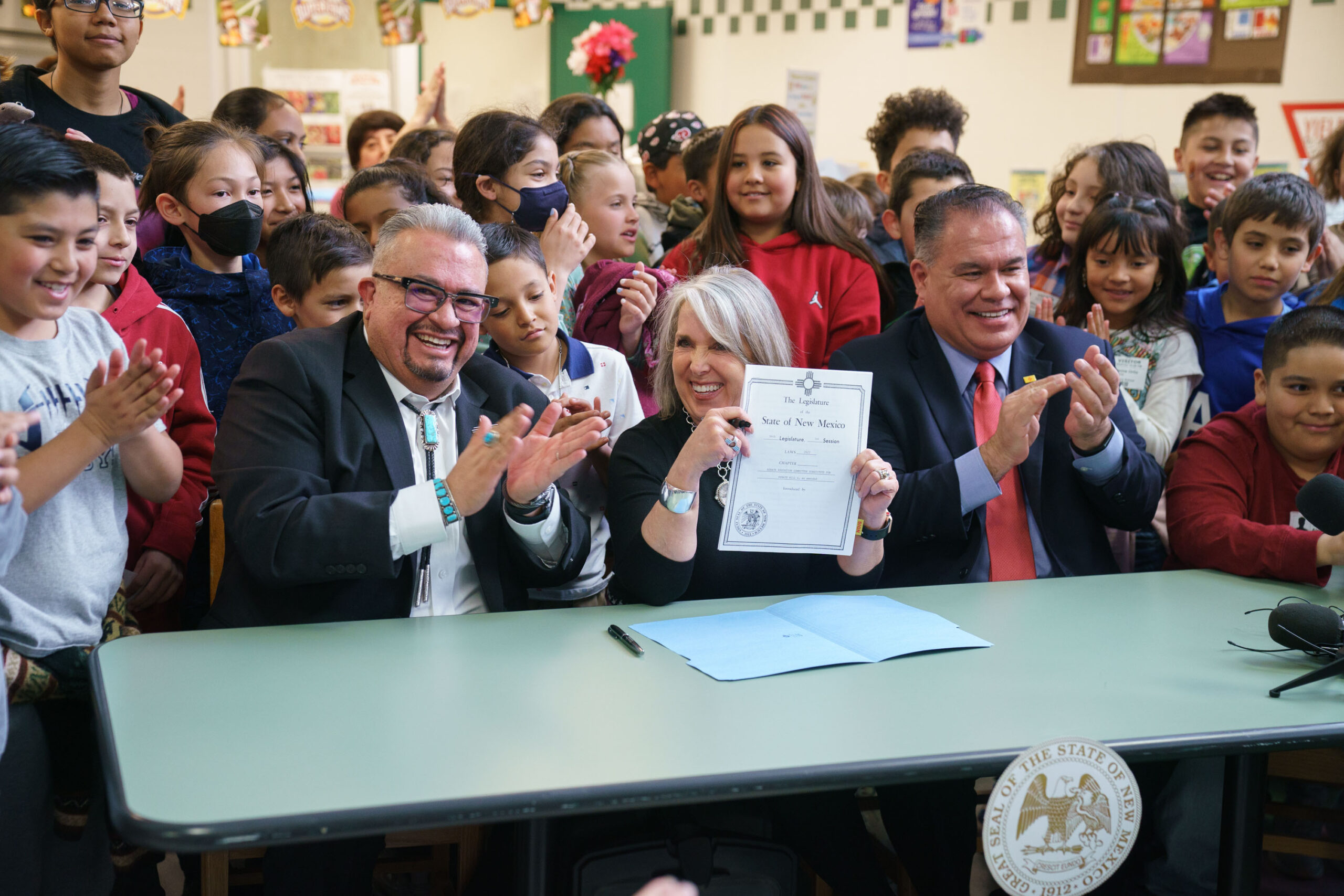 20230327_NewMexico_DL_0413 Governor Michelle Lujan Grisham signs Senate Bill 4 with sponsors Senator Michael Padilla and Senator Leo Jaramillo, at Pinon Elementary School in Santa Fe, new Mexico, March 27, 2023.
